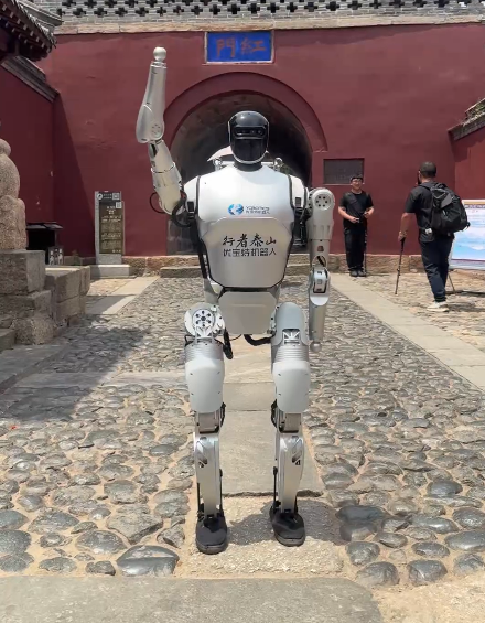 首個人形機器人來爬泰山了！它叫“行者泰山”，還是咱山東制造！