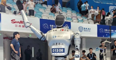 濟南造“行者泰山”100米表演賽奪得第一！2025世界人形機器人運動會開幕