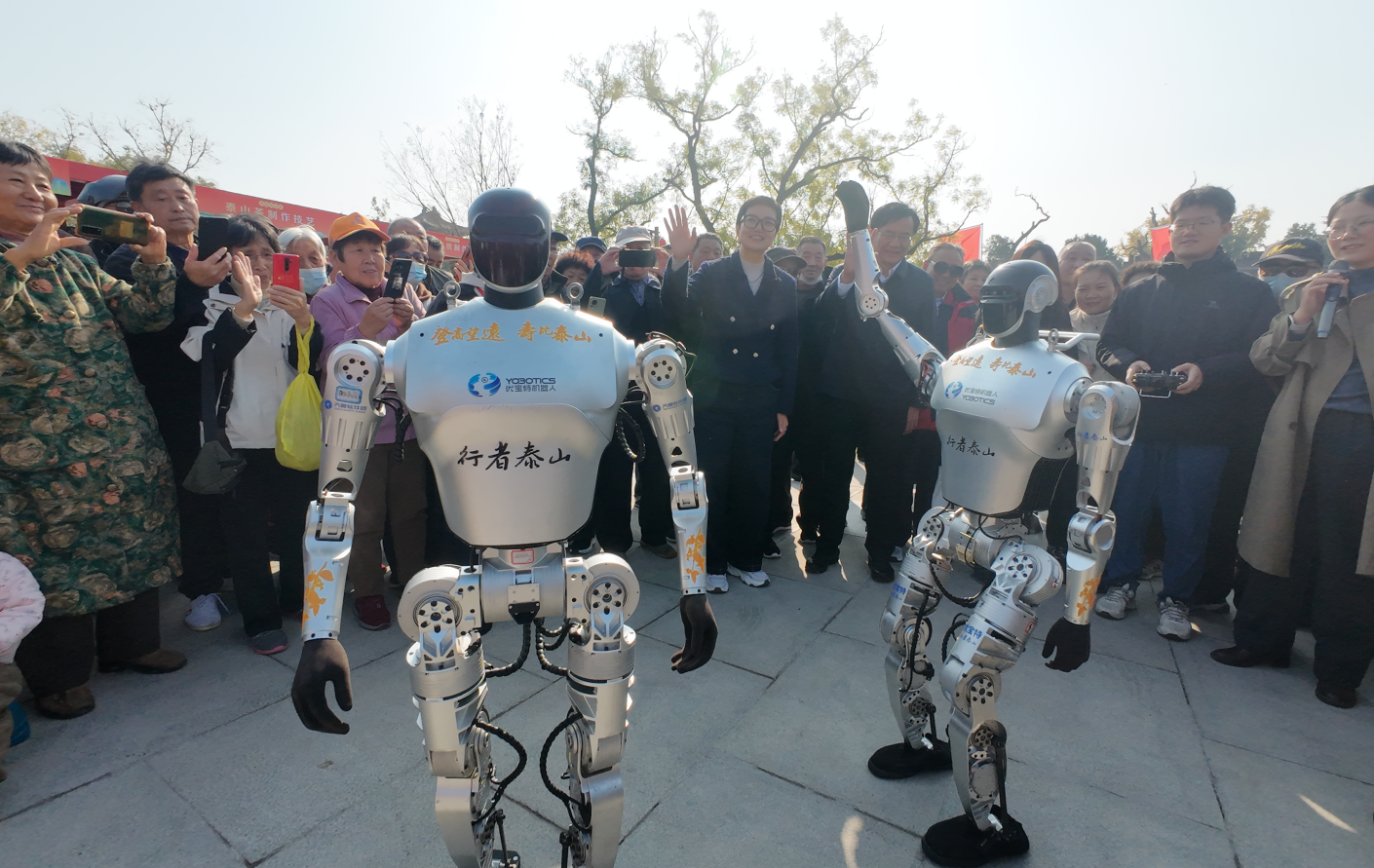 “行者泰山”以“重陽科技使者”與“國泰民安祈福官”的雙重身份，登臨岱廟廣場，參與全國“我們的節(jié)日·重陽”主題文化活動